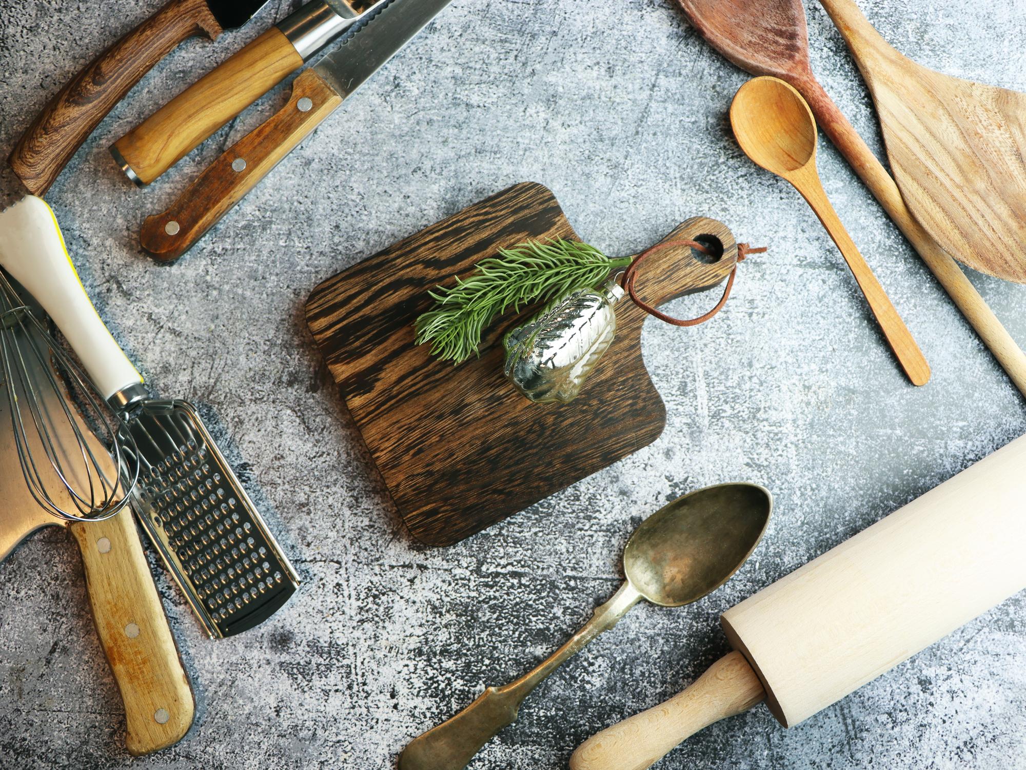 Scorcio di cucina casalinga con utensili e ingredienti freschi