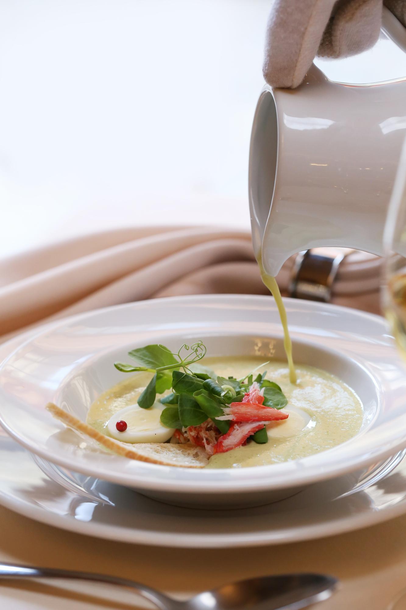 Piatto principale con salsa lucida su piatto bianco
