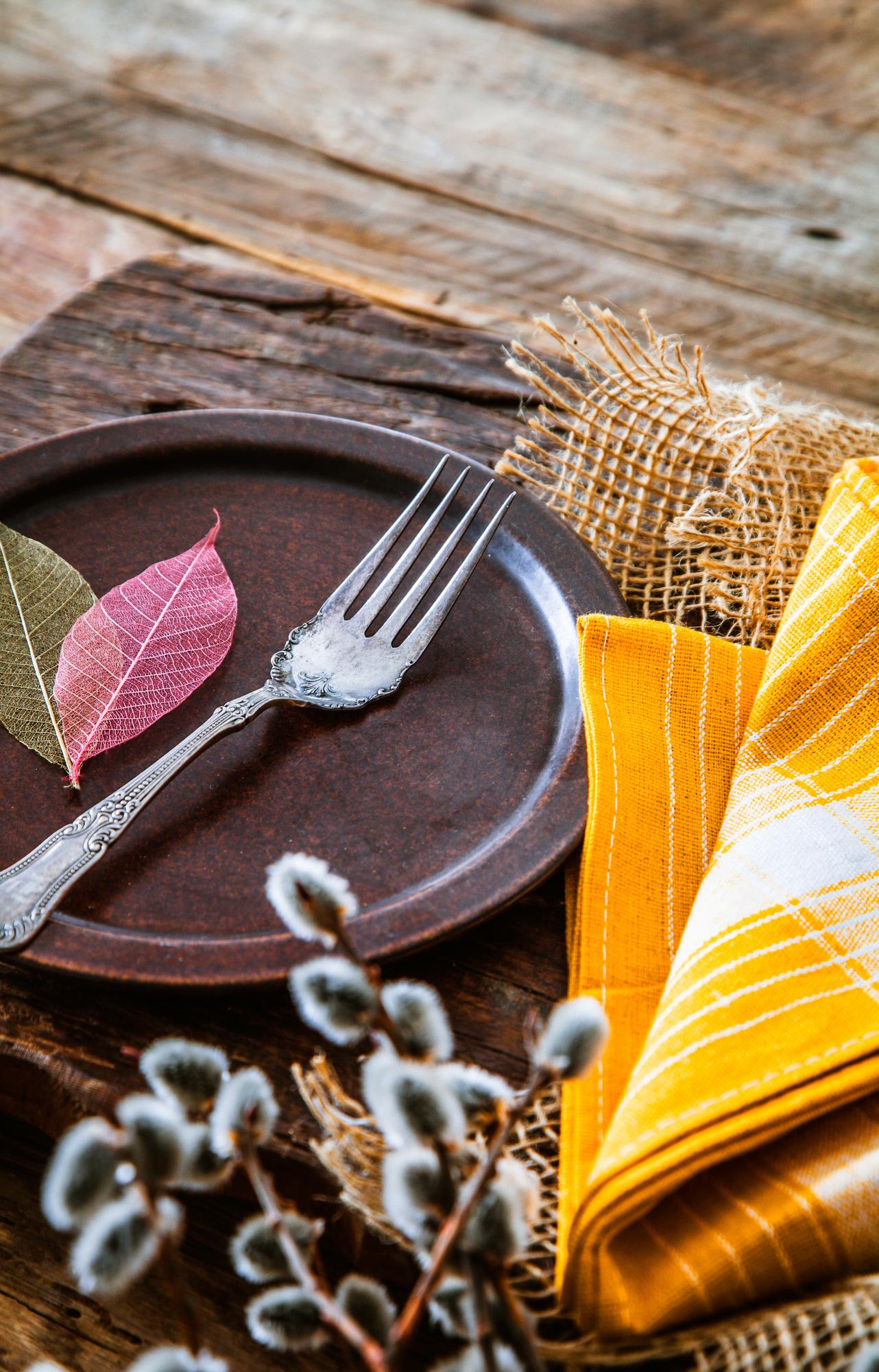 Tavolo apparecchiato con piatti colorati e stoviglie